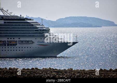 Marseille, Frankreich. März 2020. Das italienische Linienschiff "Costa Pazifica" verlässt den französischen Hafen Marseille Fos.aufgrund der Pandemie von Coronavirus hat Costa Cruises die Passagierschifffahrt seiner Flotte teilweise eingestellt, indem es alle Reisen in Italien mit vorgeplanten Abfahrten im Zeitraum vom 9. März bis 3. April 2020 absagte. Alle betroffenen Buchungen erhielten vollständige Rückerstattungen, einschließlich bei vorgekauften Paketen und Services von Costa Cruises. Credit: SOPA Images Limited/Alamy Live News Stockfoto