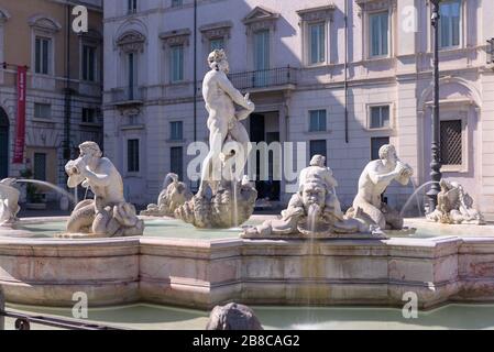 Die Piazza Navona ist ein berühmter zentraler Platz in Rom, der mit Springbrunnen aus dem Barock verziert ist und von Kirchen und Palästen aus der Renaissance umgeben ist. In der c Stockfoto