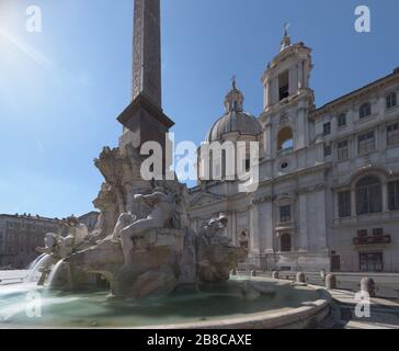 Die Piazza Navona ist ein berühmter zentraler Platz in Rom, der mit Springbrunnen aus dem Barock verziert ist und von Kirchen und Palästen aus der Renaissance umgeben ist. In der c Stockfoto