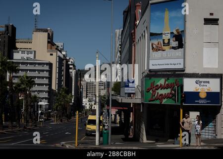 Die Marke Corona Beer und ihr Logo "This is Living" über den verlassenen Kapstadter Straßen während der Eindämmungsstrategien für das Coronavirus in Südafrika Stockfoto