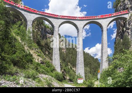 Landwasser-Viadukt der Rhätischen Bahn, Filisur, Kanton Graubünden, Schweiz Stockfoto