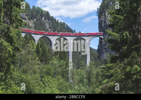 Landwasser-Viadukt der Rhätischen Bahn, Filisur, Kanton Graubünden, Schweiz Stockfoto