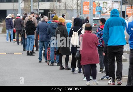 Leipzig, Deutschland. März 2020. Kunden eines Bauhauses stehen in einer Reihe und versuchen, ihre Distanz zu halten. Credit: Sebastian Willnow / dpa-Zentralbild / dpa / Alamy Live News Stockfoto