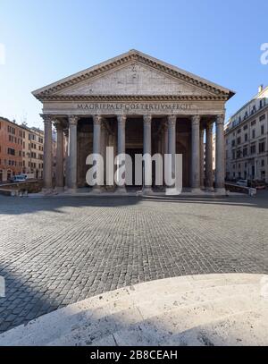 ROM, ITALIEN - 10. März 2020: Leere Plätze vor dem römischen Tempel des Pantheons, Rom, Italien. Die Regierung verfügte eine landesweite Quarantäne mit Stockfoto