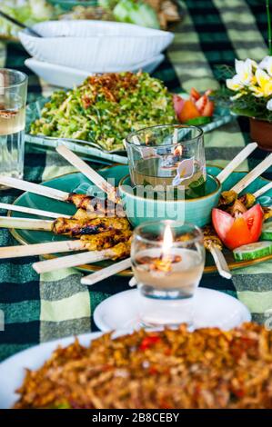Balinesische Gerichte - sate Siap, Tempe Kering, Kare Ayam Pepes Ikan angeordnet auf einem Tisch Stockfoto