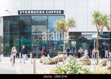 New Brighton, Wirral, Großbritannien. März 2020. Mit "Takeaway" als Schlupfloch, um die Anweisungen der Regierung zu ignorieren, bleiben die Starbucks Franchise-Läden, die sich im Besitz von EuroGarages befinden, und die andere Kette von Costa Coffee, offen für Kunden, in den Café-Bereich zu gehen, um Getränke zum Mitnehmen zu bestellen. Obwohl Starbucks erklärt hat, dass alle UK-Geschäfte geschlossen werden, folgen Franchisenehmer nicht. Die meisten anderen Unternehmen in der Region haben die Anweisungen der Regierung befolgt und sind geschlossen. Auch die breite Öffentlichkeit scheint nicht auf Regierungsraten zu achten. Credit: Paul Warburton/Alamy Live News Stockfoto