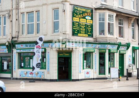 New Brighton, Wirral, Großbritannien. März 2020. Mit "Takeaway" als Schlupfloch, um die Anweisungen der Regierung zu ignorieren, bleiben die Starbucks Franchise-Läden, die sich im Besitz von EuroGarages befinden, und die andere Kette von Costa Coffee, offen für Kunden, in den Café-Bereich zu gehen, um Getränke zum Mitnehmen zu bestellen. Obwohl Starbucks erklärt hat, dass alle UK-Geschäfte geschlossen werden, folgen Franchisenehmer nicht. Die meisten anderen Unternehmen in der Region haben die Anweisungen der Regierung befolgt und sind geschlossen. Auch die breite Öffentlichkeit scheint nicht auf Regierungsraten zu achten. Credit: Paul Warburton/Alamy Live News Stockfoto