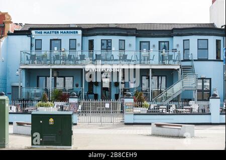 New Brighton, Wirral, Großbritannien. März 2020. Mit "Takeaway" als Schlupfloch, um die Anweisungen der Regierung zu ignorieren, bleiben die Starbucks Franchise-Läden, die sich im Besitz von EuroGarages befinden, und die andere Kette von Costa Coffee, offen für Kunden, in den Café-Bereich zu gehen, um Getränke zum Mitnehmen zu bestellen. Obwohl Starbucks erklärt hat, dass alle UK-Geschäfte geschlossen werden, folgen Franchisenehmer nicht. Die meisten anderen Unternehmen in der Region haben die Anweisungen der Regierung befolgt und sind geschlossen. Auch die breite Öffentlichkeit scheint nicht auf Regierungsraten zu achten. Credit: Paul Warburton/Alamy Live News Stockfoto