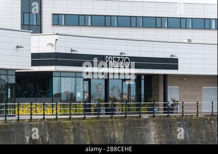 New Brighton, Wirral, Großbritannien. März 2020. Mit "Takeaway" als Schlupfloch, um die Anweisungen der Regierung zu ignorieren, bleiben die Starbucks Franchise-Läden, die sich im Besitz von EuroGarages befinden, und die andere Kette von Costa Coffee, offen für Kunden, in den Café-Bereich zu gehen, um Getränke zum Mitnehmen zu bestellen. Obwohl Starbucks erklärt hat, dass alle UK-Geschäfte geschlossen werden, folgen Franchisenehmer nicht. Die meisten anderen Unternehmen in der Region haben die Anweisungen der Regierung befolgt und sind geschlossen. Auch die breite Öffentlichkeit scheint nicht auf Regierungsraten zu achten. Credit: Paul Warburton/Alamy Live News Stockfoto