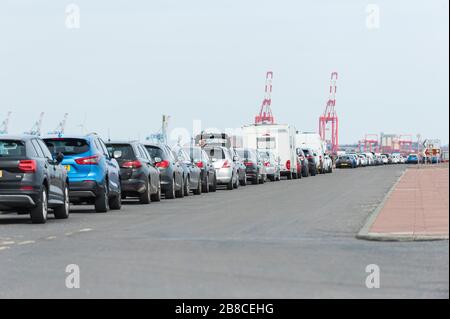 New Brighton, Wirral, Großbritannien. März 2020. Mit "Takeaway" als Schlupfloch, um die Anweisungen der Regierung zu ignorieren, bleiben die Starbucks Franchise-Läden, die sich im Besitz von EuroGarages befinden, und die andere Kette von Costa Coffee, offen für Kunden, in den Café-Bereich zu gehen, um Getränke zum Mitnehmen zu bestellen. Obwohl Starbucks erklärt hat, dass alle UK-Geschäfte geschlossen werden, folgen Franchisenehmer nicht. Die meisten anderen Unternehmen in der Region haben die Anweisungen der Regierung befolgt und sind geschlossen. Auch die breite Öffentlichkeit scheint nicht auf Regierungsraten zu achten. Credit: Paul Warburton/Alamy Live News Stockfoto