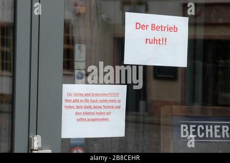 Leipzig, Deutschland. März 2020. Hinweise zur Tür eines geschlossenen Restaurants im Zentrum der Stadt. Credit: Sebastian Willnow / dpa-Zentralbild / dpa / Alamy Live News Stockfoto