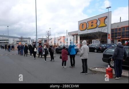 Leipzig, Deutschland. März 2020. Kunden eines Bauhauses stehen in einer Reihe und versuchen, ihre Distanz zu halten. Credit: Sebastian Willnow / dpa-Zentralbild / dpa / Alamy Live News Stockfoto