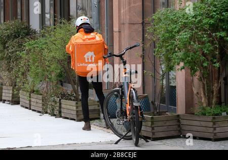 Leipzig, Deutschland. März 2020. Der Fahrer eines Lieferservice wartet vor einem Restaurant in der Innenstadt. Credit: Sebastian Willnow / dpa-Zentralbild / dpa / Alamy Live News Stockfoto