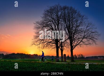 In Zeiten von Corona trägt ein einsamer Mann mit seinem Fahrrad eine Gesichtsmaske, um die Himselfs und andere vor der Virusinfektion zu schützen. Stockfoto