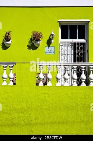 Die lindgrüne Fassade des Hauses Nr. 89 in der Wale Street im Viertel Bo-Kaap in Kapstadt. Stockfoto