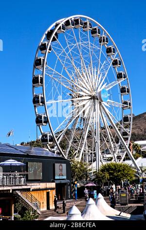 Das sich drehende Auge Kapstadts, das Cape Wheel im Quay's District der V&A Waterfront. Die Legende auf der Nabe lautet: Cape Wheel Turn for good Stockfoto