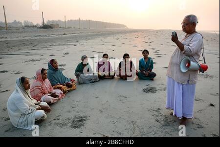 Selbständigkeit Ausbildung für entfernte Dorffrauen über kleines Mikrofinanzgeschäft für die Entwicklung ihrer Familien bei Gangasagar, Sundarban in Indien. Stockfoto