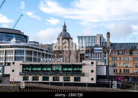 Broomielaw am Fluss Clyde im Stadtzentrum von Glasgow. Das Riverboat Casino im Vordergrund. Stockfoto