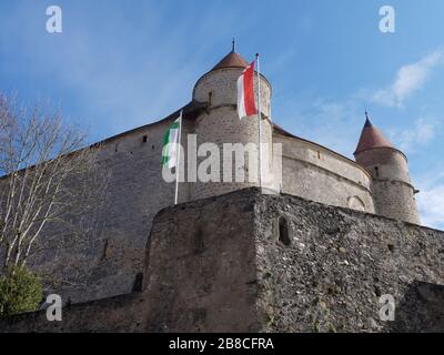 Blick auf die Burg Grandson, eine der am besten erhaltenen mittelalterlichen Festungen der Schweiz. Stockfoto