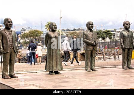 Bronzestatuen der Friedensnobelpreisträger auf dem Nobelplatz: Nkosi Albert Luthuli, Desmond Tutu, FW de Klerk und Nelson Mandela Stockfoto