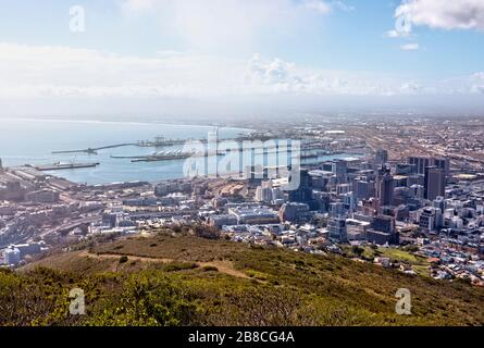 Blick über die Stadt Kapstadt, den Table Bay Harbour und weiter; aufgenommen von Signal Hill. Stockfoto