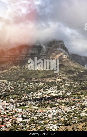 Blick über Kapstadt zum Tafelberg, komplett mit Tischtuch. Von Signal Hill. Stockfoto