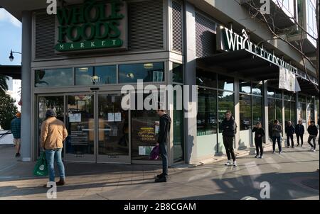 San Francisco, USA. März 2020. Die Käufer warten im Einklang mit dem Abstand zwischen ihnen, um zu vermeiden, dass sie das Coronavirus auf dem Lebensmittelmarkt für Lebensmittel am Freitag, den 20. März 2020 fangen. (Foto von Paul Kuroda/SIPA USA)die Käufer warten in Einklang mit dem Abstand zwischen ihnen, um das Coronavirus auf dem Lebensmittelmarkt für Lebensmittel am Freitag, den 20. März 2020, nicht zu fangen. (Foto von Paul Kuroda/SIPA USA) Kredit: SIPA USA/Alamy Live News Stockfoto