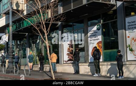 San Francisco, USA. März 2020. Die Käufer warten im Einklang mit dem Abstand zwischen ihnen, um zu vermeiden, dass sie das Coronavirus auf dem Lebensmittelmarkt für Lebensmittel am Freitag, den 20. März 2020 fangen. (Foto von Paul Kuroda/SIPA USA)die Käufer warten in Einklang mit dem Abstand zwischen ihnen, um das Coronavirus auf dem Lebensmittelmarkt für Lebensmittel am Freitag, den 20. März 2020, nicht zu fangen. (Foto von Paul Kuroda/SIPA USA) Kredit: SIPA USA/Alamy Live News Stockfoto