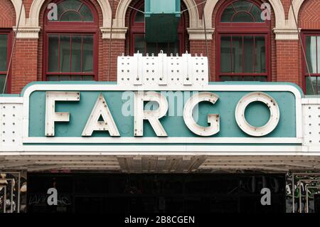 Neion-Zeichen für ikonisches Theater in Fargo, North Dakota, USA Stockfoto