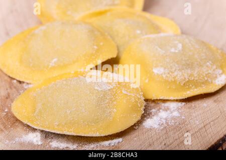 Rohe italienische Tortelli-Pasta mit Mehl Stockfoto