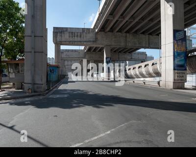 Makati Stadt leerer Maut-Highway während Metro Manila Sperre wegen Coronavirus Kovid 19 Ausbruch Stockfoto