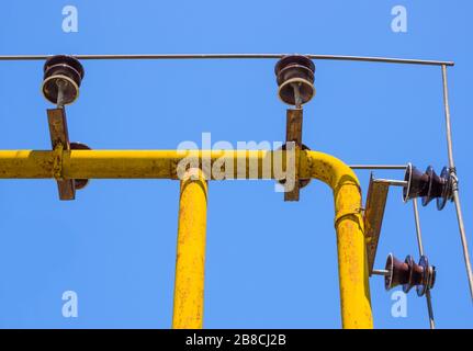 Schutz der Hauptgasleitung mit Anschlüssen an Isolatoren Stockfoto