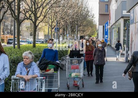 Mailand, Italien. März 2020. Corona Virus Emergency, Covid 19 Queue im IPER al Portello Supermarkt (Francesco Bozzo/Fotogramma, Mailand, Italien. März 2020. 2020-03-21) p.s. la foto e' utilizzabile nel rispetto del contesto in cui e' stata scattata, e senza intento diffamatorio del decoro delle person rappresentate Credit: Independent Photo Agency Srl/Alamy Live News Stockfoto