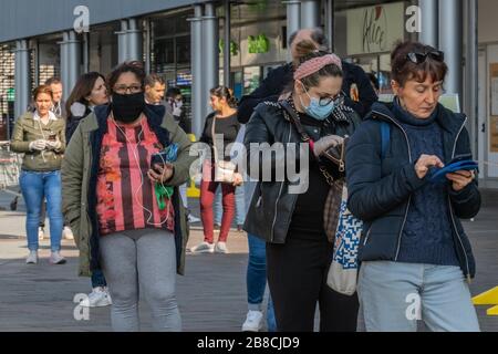 Mailand, Italien. März 2020. Corona Virus Emergency, Covid 19 Queue im IPER al Portello Supermarkt (Francesco Bozzo/Fotogramma, Mailand, Italien. März 2020. 2020-03-21) p.s. la foto e' utilizzabile nel rispetto del contesto in cui e' stata scattata, e senza intento diffamatorio del decoro delle person rappresentate Credit: Independent Photo Agency Srl/Alamy Live News Stockfoto