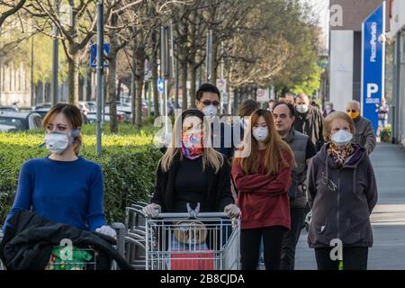 Mailand, Italien. März 2020. Corona Virus Emergency, Covid 19 Queue im IPER al Portello Supermarkt (Francesco Bozzo/Fotogramma, Mailand, Italien. März 2020. 2020-03-21) p.s. la foto e' utilizzabile nel rispetto del contesto in cui e' stata scattata, e senza intento diffamatorio del decoro delle person rappresentate Credit: Independent Photo Agency Srl/Alamy Live News Stockfoto