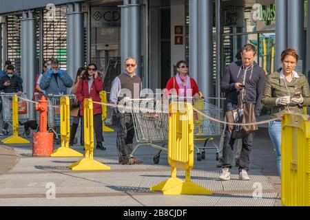 Mailand, Italien. März 2020. Corona Virus Emergency, Covid 19 Queue im IPER al Portello Supermarkt (Francesco Bozzo/Fotogramma, Mailand, Italien. März 2020. 2020-03-21) p.s. la foto e' utilizzabile nel rispetto del contesto in cui e' stata scattata, e senza intento diffamatorio del decoro delle person rappresentate Credit: Independent Photo Agency Srl/Alamy Live News Stockfoto