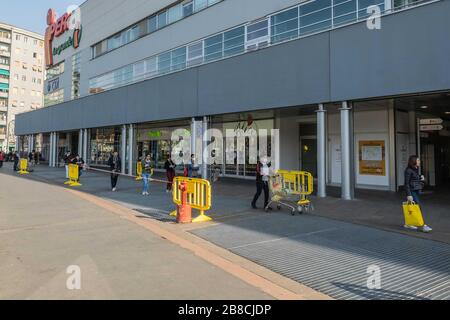 Mailand, Italien. März 2020. Corona Virus Emergency, Covid 19 Queue im IPER al Portello Supermarkt (Francesco Bozzo/Fotogramma, Mailand, Italien. März 2020. 2020-03-21) p.s. la foto e' utilizzabile nel rispetto del contesto in cui e' stata scattata, e senza intento diffamatorio del decoro delle person rappresentate Credit: Independent Photo Agency Srl/Alamy Live News Stockfoto