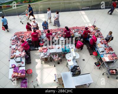 Woronesch, Russland - 14. August 2019: Fleischhandel auf dem zentralen Woronesch-Markt Stockfoto