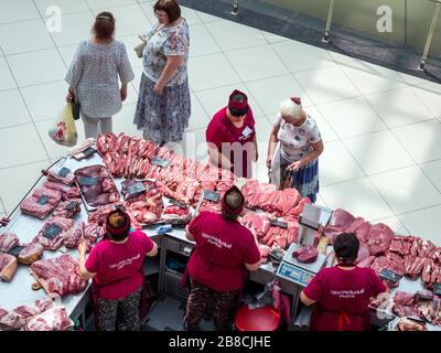 Woronesch, Russland - 14. August 2019: Fleischtheken auf dem Zentralmarkt der Stadt Woronesch Stockfoto