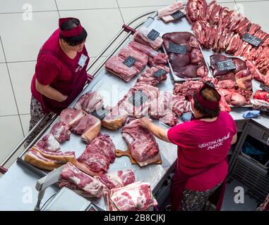 Woronesch, Russland - 14. August 2019: Verkäufer an der Theke mit frischem Fleisch Stockfoto