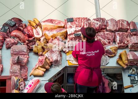 Woronesch, Russland - 14. August 2019:Fresh Meat Counter im Zentralmarkt Stockfoto