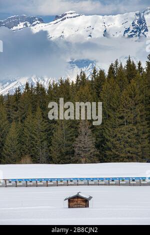 Schießplatz für den Biathlonwettbewerb vor Wald und Bergen. Frankreich, Alpen, Les Saisies Stockfoto