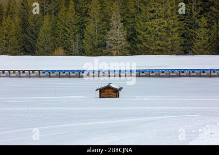 Schießplatz für den Biathlonwettbewerb vor Wald in den Alpen Stockfoto