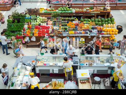 Woronesch, Russland - 14. August 2019: Kunden in den Regalen des Zentralmarktes der Stadt Woronesch Stockfoto