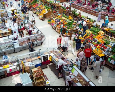 Woronesch, Russland - 14. August 2019: Handelsreihen des zentralen Woronesch-Marktes Stockfoto