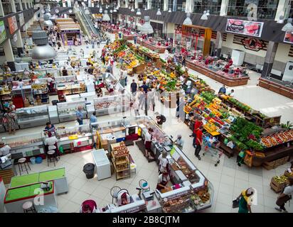 Woronesch, Russland - 14. August 2019: Das Innere des Zentralmarktes der Stadt Woronesch Stockfoto