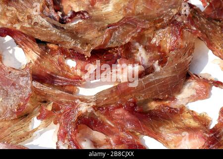 Sonnengetrocknetes Schweinefleisch, Sonnenkleisch getrocknet, Prozess von Schweinefleisch oder knusprigem Schweinefleisch (thailändische Küche) Stockfoto
