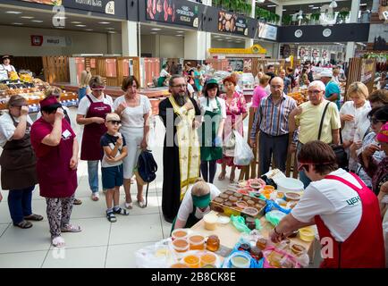 Woronesch, Russland - 14. August 2019: Honigweihungsfeier, zentraler Woronesch-Markt, Woronesch Stockfoto