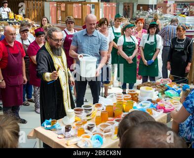 Woronesch, Russland - 14. August 2019: Weihe von Honig an Honey Spas, Central Woronesch Market Stockfoto