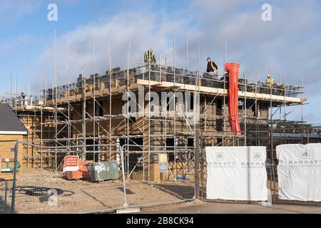 Ein neues Einfamilienhaus, das von dem Hausbaumeister Barratt Homes in der Chapel Gate Development, Basingstoke, Hampshire, Großbritannien, in Bau ist Stockfoto